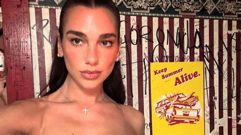 Dua Lipa Wore a Gold Bra With Hello Kittys Face On。